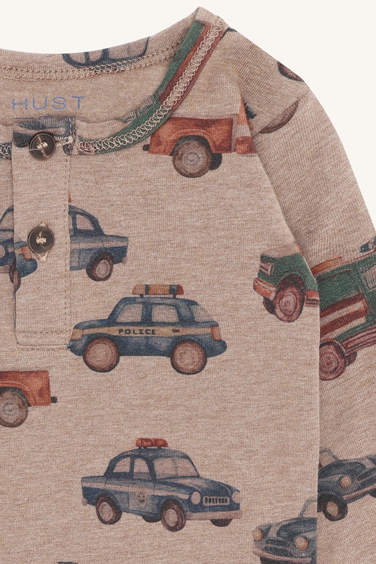 Detailaufnahme des Polizeiauto-Motivs am Hust&Claire Body Billy, erhältlich im Bärechind Winterthur, Zürich Schweiz