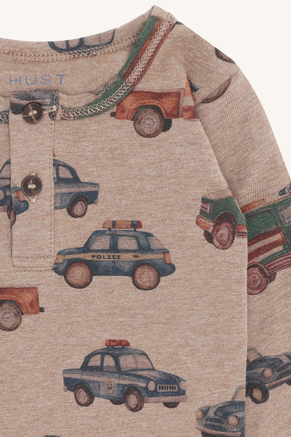 Detailaufnahme des Polizeiauto-Motivs am Hust&Claire Body Billy, erhältlich im Bärechind Winterthur, Zürich Schweiz