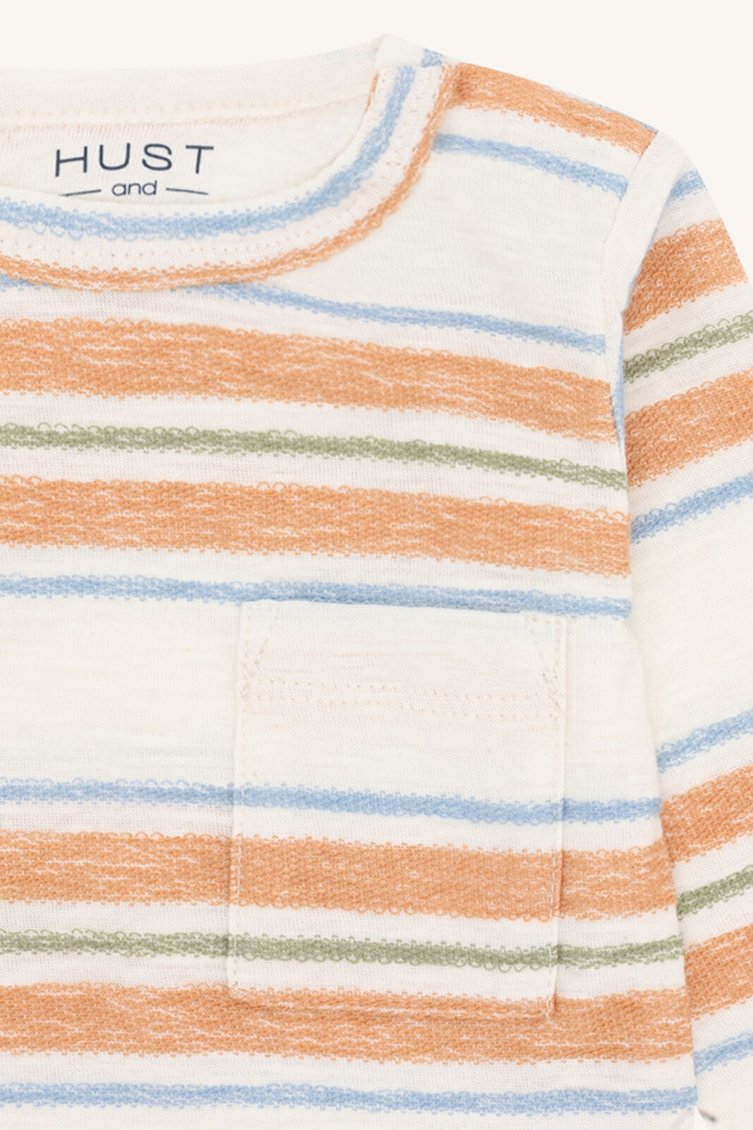 Detailaufnahme Streifenmuster vom Hust&Claire Bing Baumwollbody – nachhaltige Babykleidung bei Bärechind Winterthur, Zürich, Schweiz