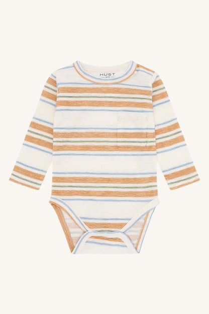 Hust&Claire Bing Streifen Body aus Baumwolle in Sand und Blau – nachhaltige Babymode bei Bärechind in Winterthur, Zürich, Schweiz