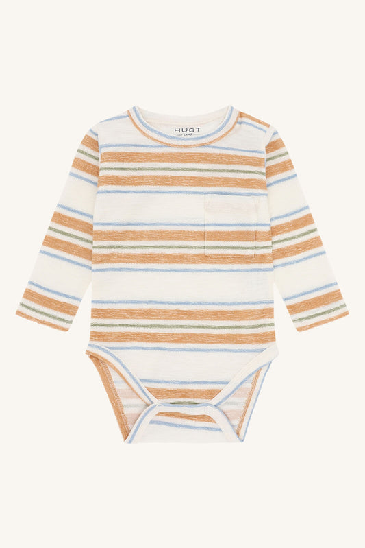 Hust&Claire Bing Streifen Body aus Baumwolle in Sand und Blau – nachhaltige Babymode bei Bärechind in Winterthur, Zürich, Schweiz