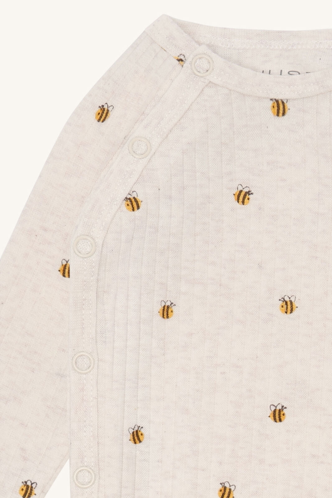 Detailaufnahme des Bienenprints auf dem Hust&Claire Bing Wickelbody aus GOTS Baumwolle, Bärechind Winterthur Zürich Schweiz.