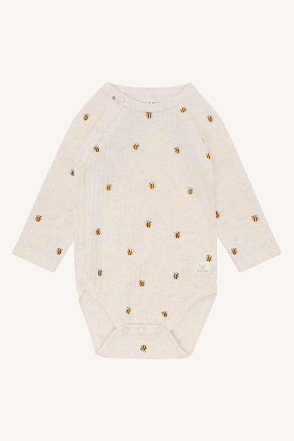 Hust&Claire Bing Wickelbody aus GOTS zertifizierter Baumwolle mit Bienenprint, Vorderansicht, im Bärechind Winterthur Zürich Schweiz.