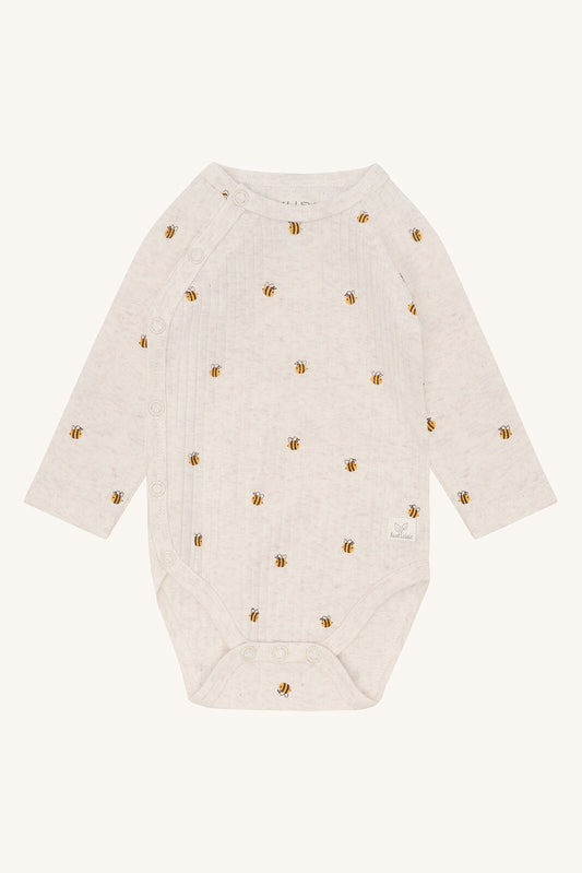 Hust&Claire Bing Wickelbody aus GOTS zertifizierter Baumwolle mit Bienenprint, Vorderansicht, im Bärechind Winterthur Zürich Schweiz.