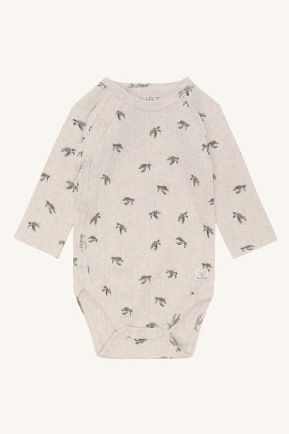 Hust&Claire Bing Wickelbody aus GOTS zertifizierter Baumwolle mit Schildkrötenprint, Vorderansicht, im Bärechind Winterthur Zürich Schweiz.
