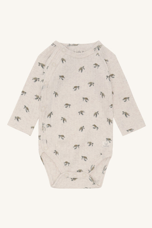 Hust&Claire Bing Wickelbody aus GOTS zertifizierter Baumwolle mit Schildkrötenprint, Vorderansicht, im Bärechind Winterthur Zürich Schweiz.