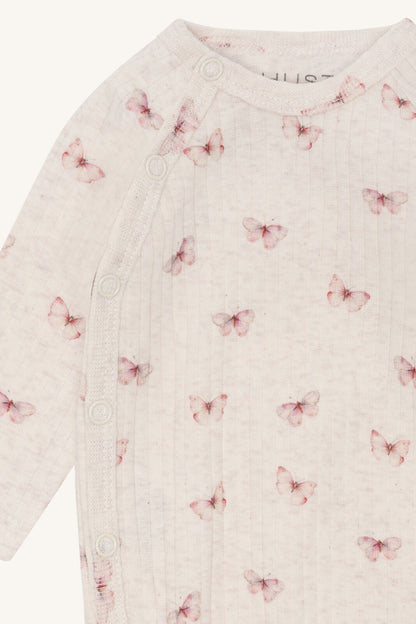 Detailaufnahme des Schmetterlingsprints auf dem Hust&Claire Bing Wickelbody aus GOTS Baumwolle, Bärechind Winterthur Zürich Schweiz.