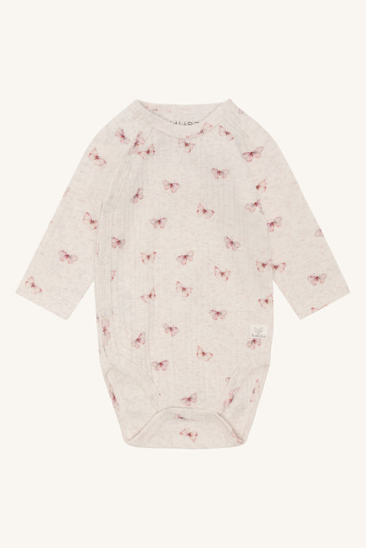 Hust&Claire Bing Wickelbody aus GOTS zertifizierter Baumwolle mit Schmetterlingsprint, Vorderansicht, im Bärechind Winterthur Zürich Schweiz.