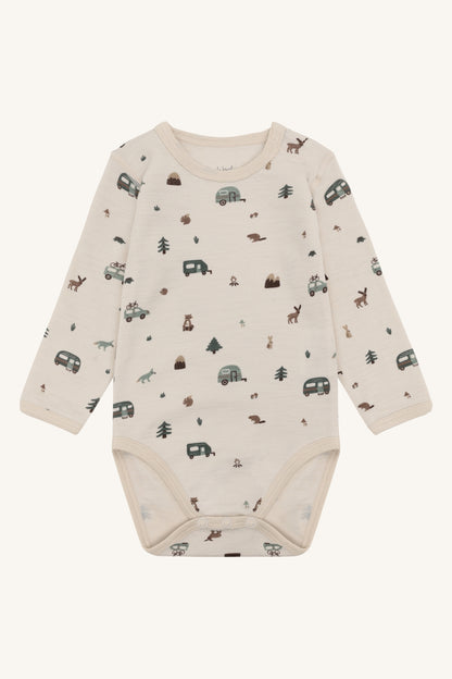 Bo Merino Langarmbody von Hust & Claire mit Campingprint in French Oak, Vorderansicht