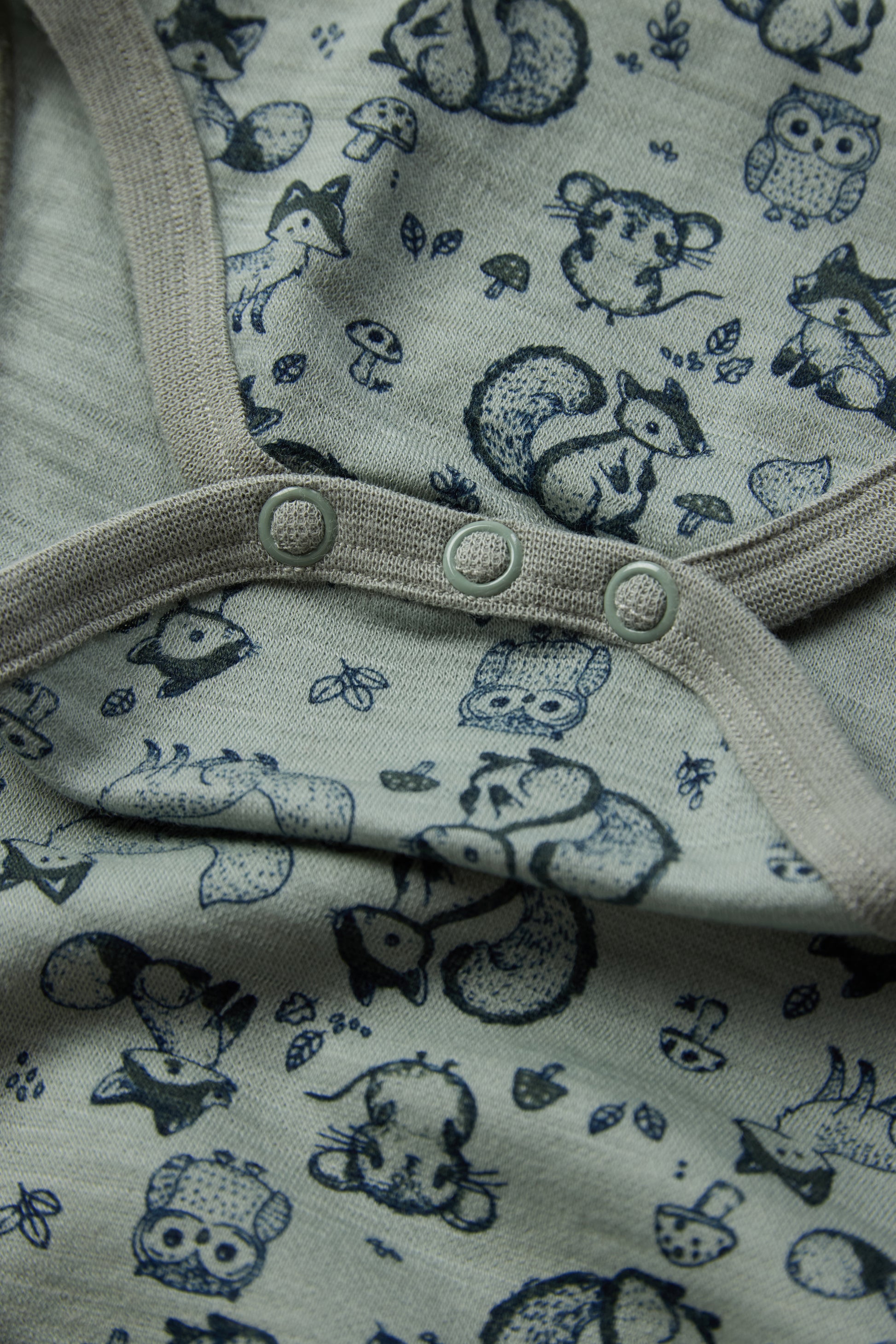 Bärechind Hust & Claire Bo Langarmbody Slate Green, Detailansicht Waldtierprint