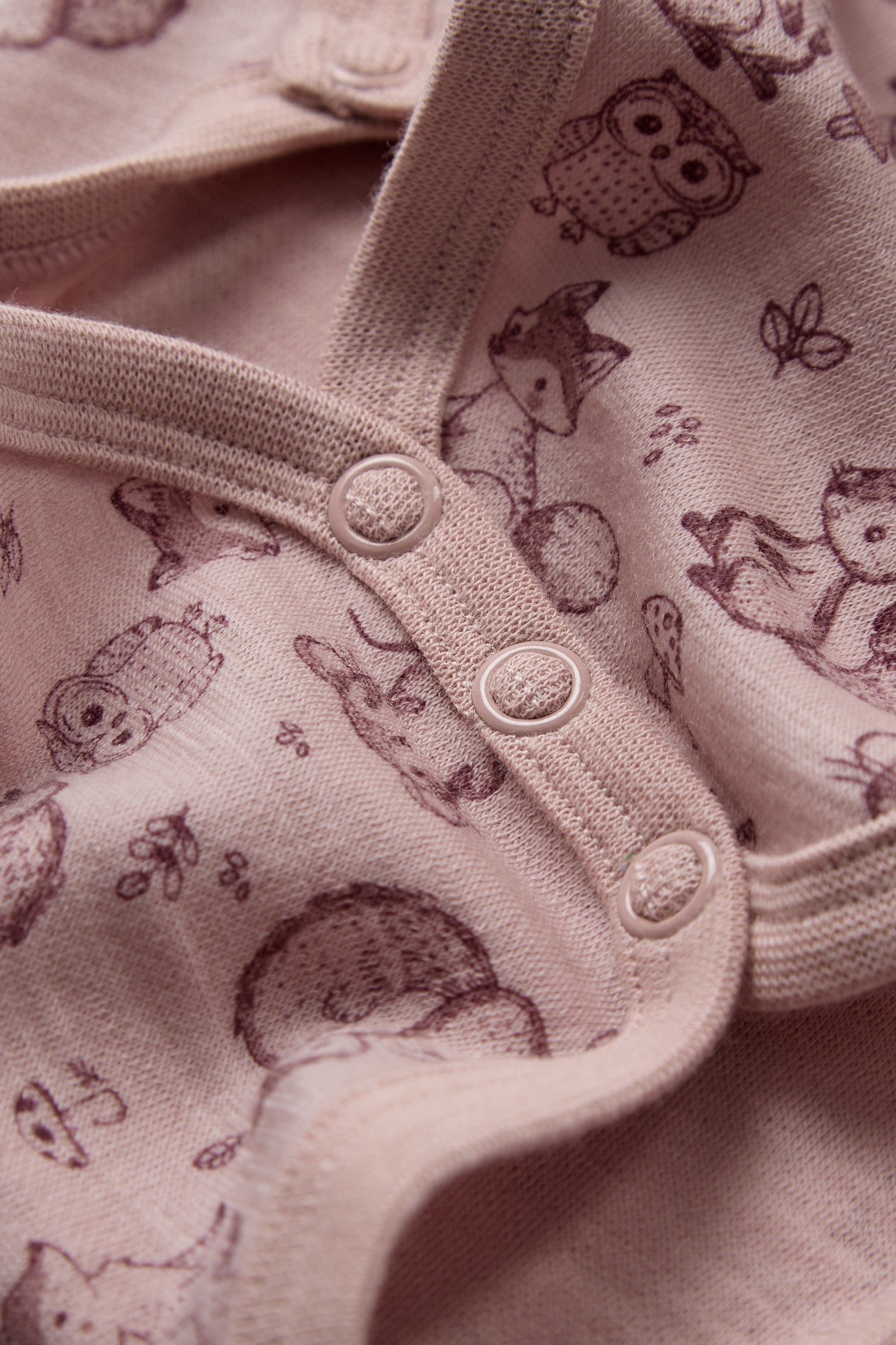 Bärechind Hust & Claire Bo Wickelbody Dusty Rose, Detailansicht Waldtierprint