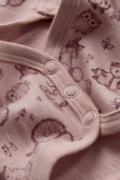 Bärechind Hust & Claire Bo Wickelbody Dusty Rose, Detailansicht Waldtierprint