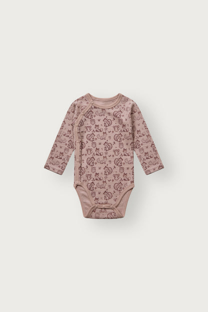 Bo Merino Wickelbody mit Waldtierprint in Dusty Rose, Vorderansicht
