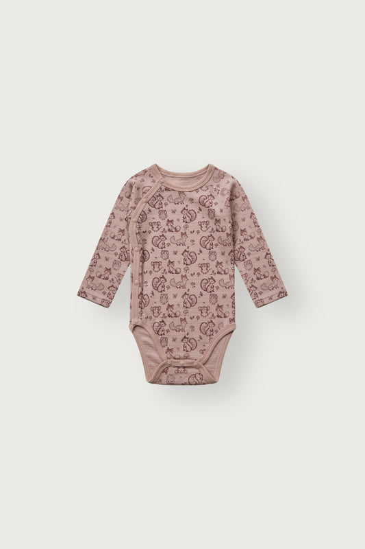 Bo Merino Wickelbody mit Waldtierprint in Dusty Rose, Vorderansicht