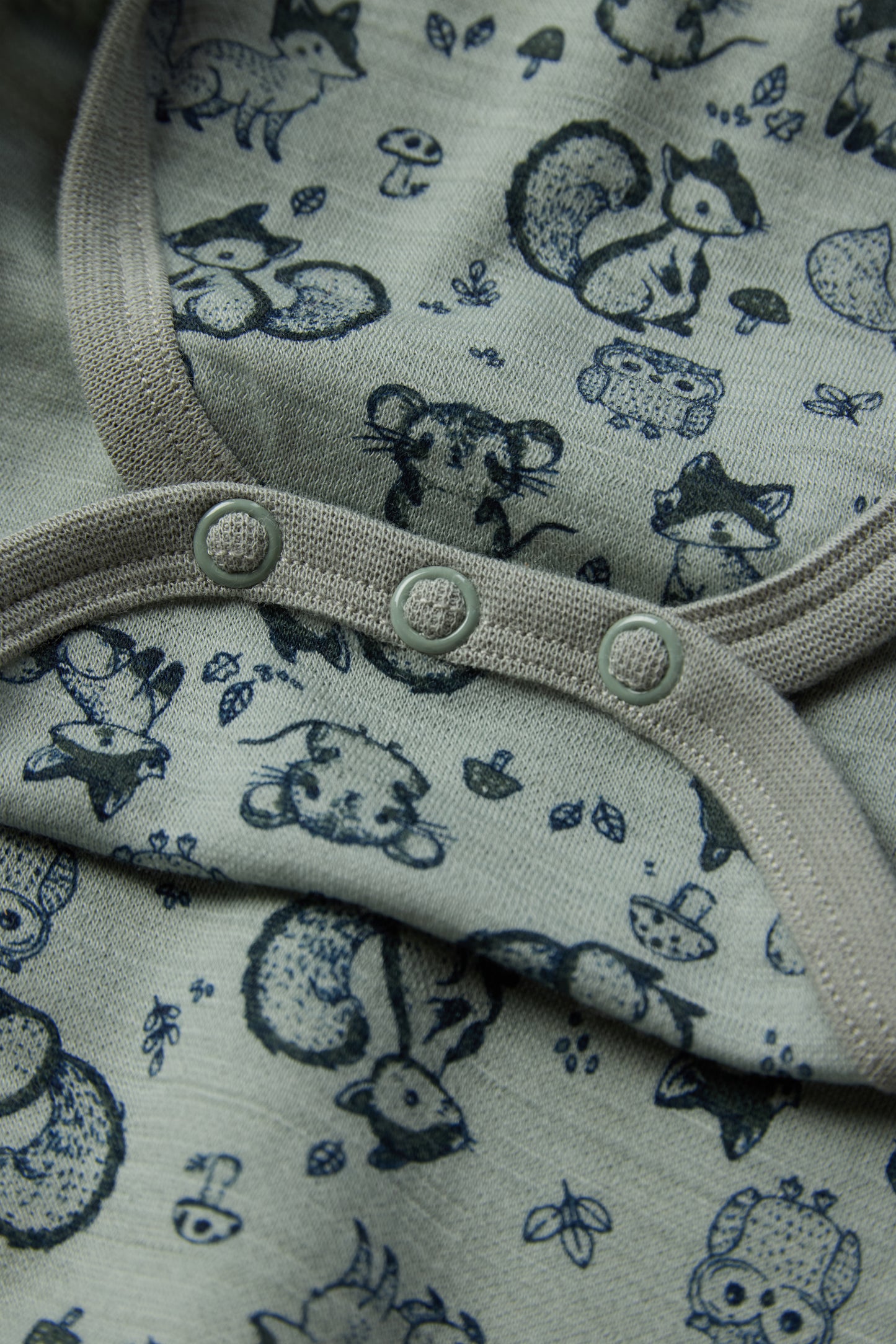 Bärechind Hust & Claire Bo Wickelbody Slate Green, Detailansicht Waldtierprint