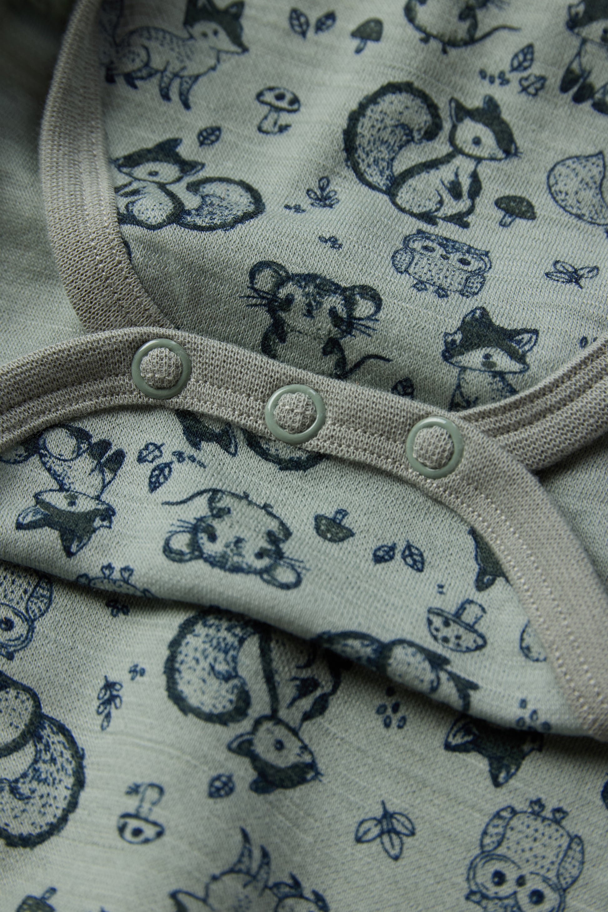 Bärechind Hust & Claire Bo Wickelbody Slate Green, Detailansicht Waldtierprint