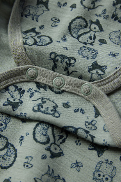 Bärechind Hust & Claire Bo Wickelbody Slate Green, Detailansicht Waldtierprint