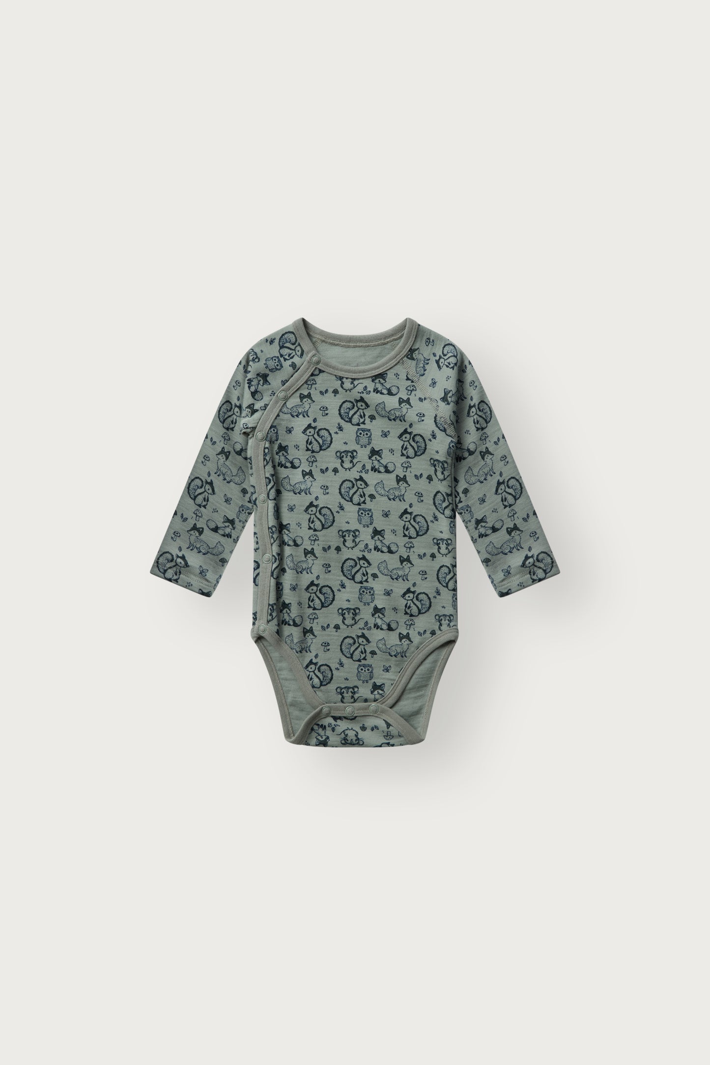 Bo Merino Wickelbody mit Waldtierprint in Slate Green, Vorderansicht
