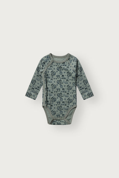 Bo Merino Wickelbody mit Waldtierprint in Slate Green, Vorderansicht