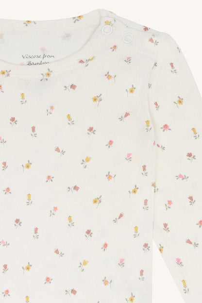 Detailaufnahme vom Hust & Claire Buller Bambus Body mit Blumenmuster bei Bärechind Winterthur, Zürich, Schweiz.