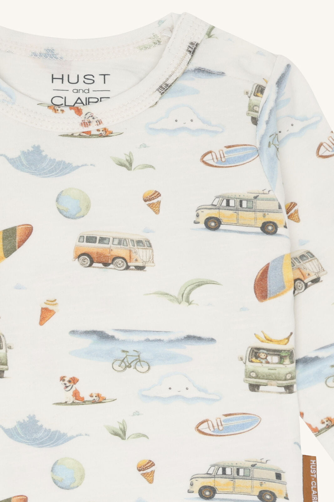 Detailaufnahme vom Hust & Claire Buster Baumwollbody mit Strandmuster bei Bärechind in Winterthur, Zürich, Schweiz.