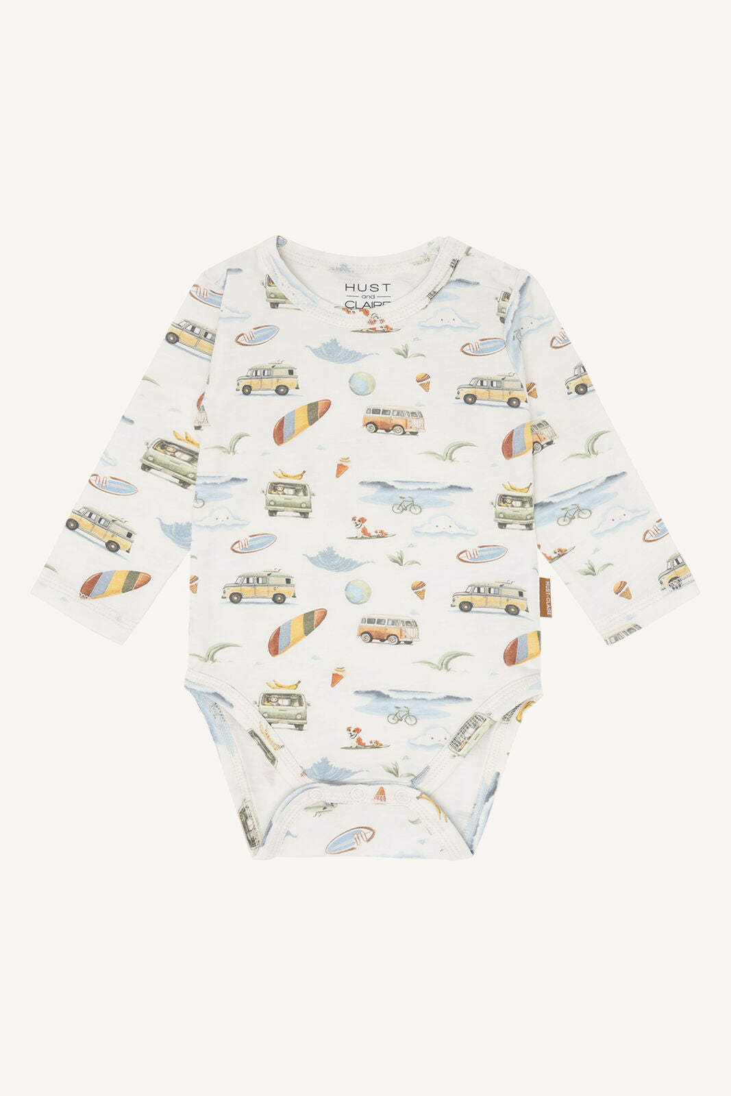 Vorderseite des Hust & Claire Buster Baumwollbodys mit Strandmuster in Weiss bei Bärechind in Winterthur, Zürich, Schweiz.