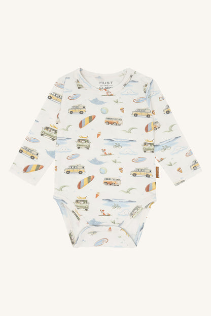 Vorderseite des Hust & Claire Buster Baumwollbodys mit Strandmuster in Weiss bei Bärechind in Winterthur, Zürich, Schweiz.