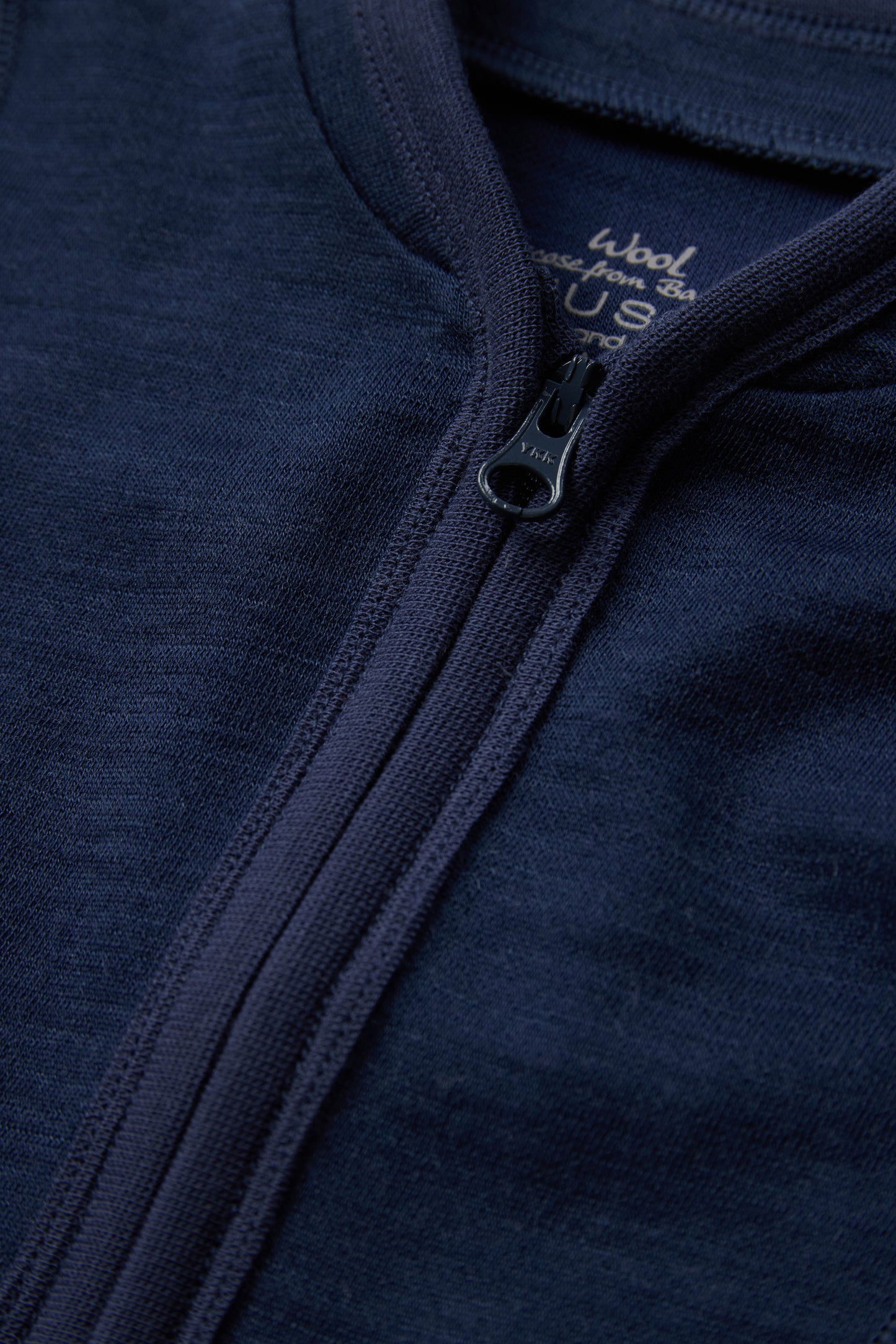 Reissverschluss-Detail der Camil Wolljacke Blues von Hust & Claire, bei Bärechind