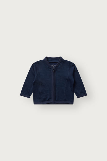 Kind trägt die Camil Wolljacke von Hust & Claire in Blues, Vorderansicht