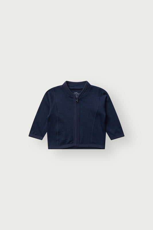 Kind trägt die Camil Wolljacke von Hust & Claire in Blues, Vorderansicht