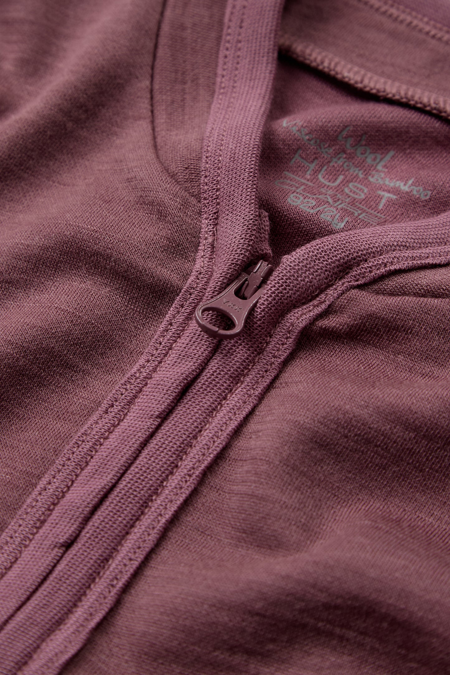Detailaufnahme des Reissverschlusses der Camil Jacke von Hust & Claire, erhältlich bei Bärechind