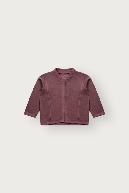 Baby trägt die Camil Wolljacke von Hust & Claire in Old Rose mit offenem Reissverschluss