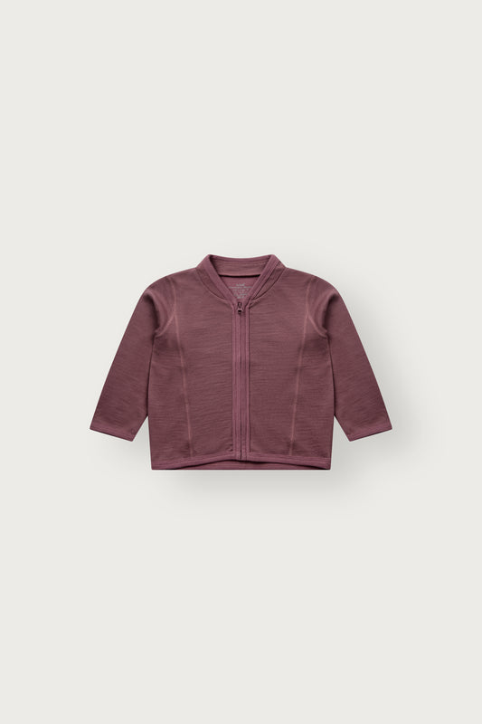 Baby trägt die Camil Wolljacke von Hust & Claire in Old Rose mit offenem Reissverschluss