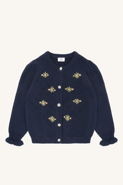 Dunkelblaue Strickjacke Camilia von Hust&Claire mit grünen Blumenstickereien und 3D-Strickdetails, erhältlich im Bärechind Winterthur, Zürich Schweiz.