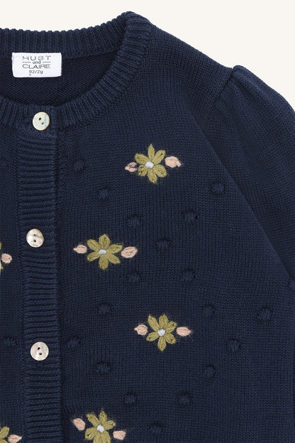 Detailansicht der Blumenstickerei und 3D-Strickelemente der Hust&Claire Camilia Strickjacke, erhältlich im Bärechind Winterthur, Zürich Schweiz.