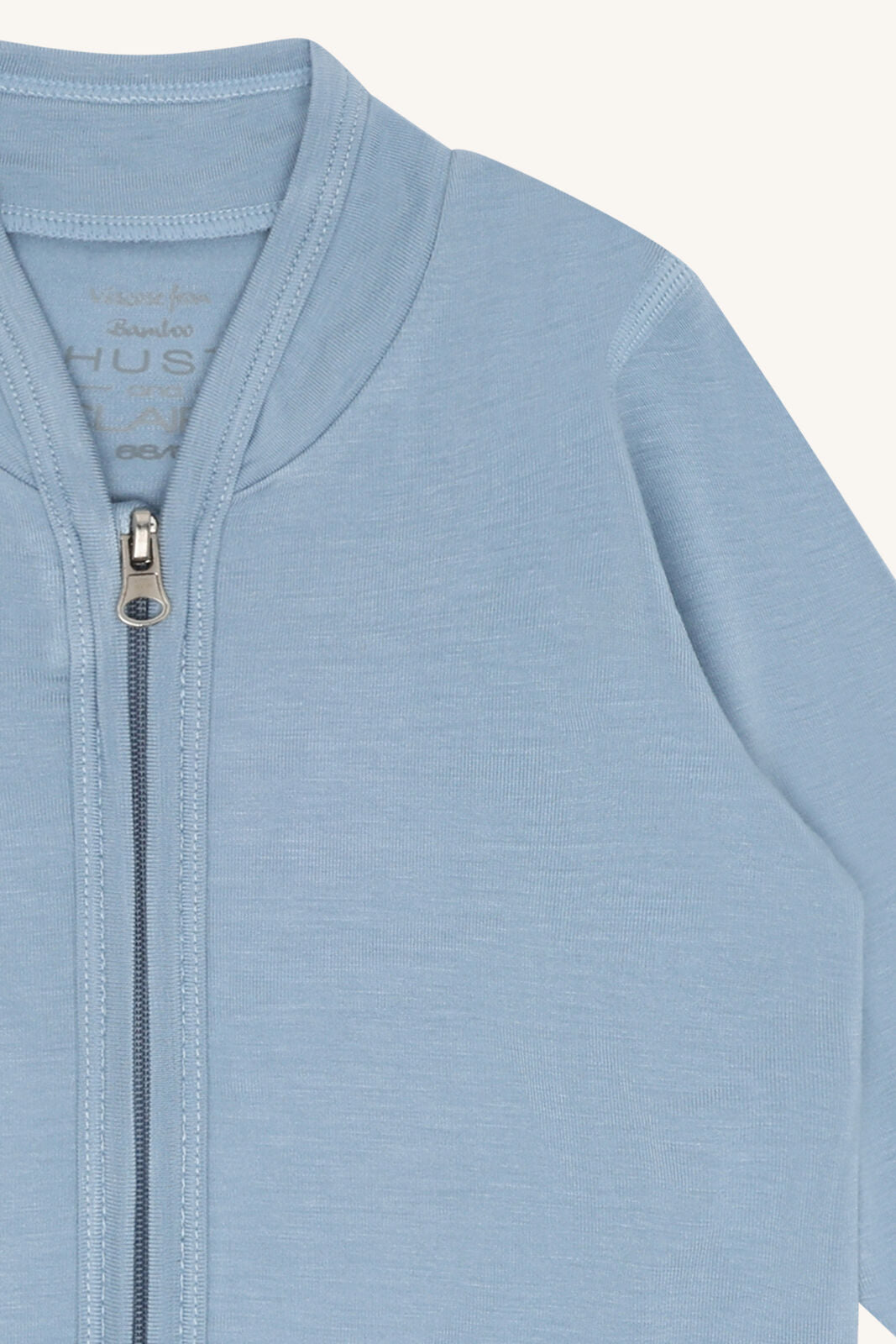 Detailaufnahme vom Hust & Claire Curd Bambus Jäckchen mit Reissverschluss bei Bärechind in Winterthur, Zürich, Schweiz.