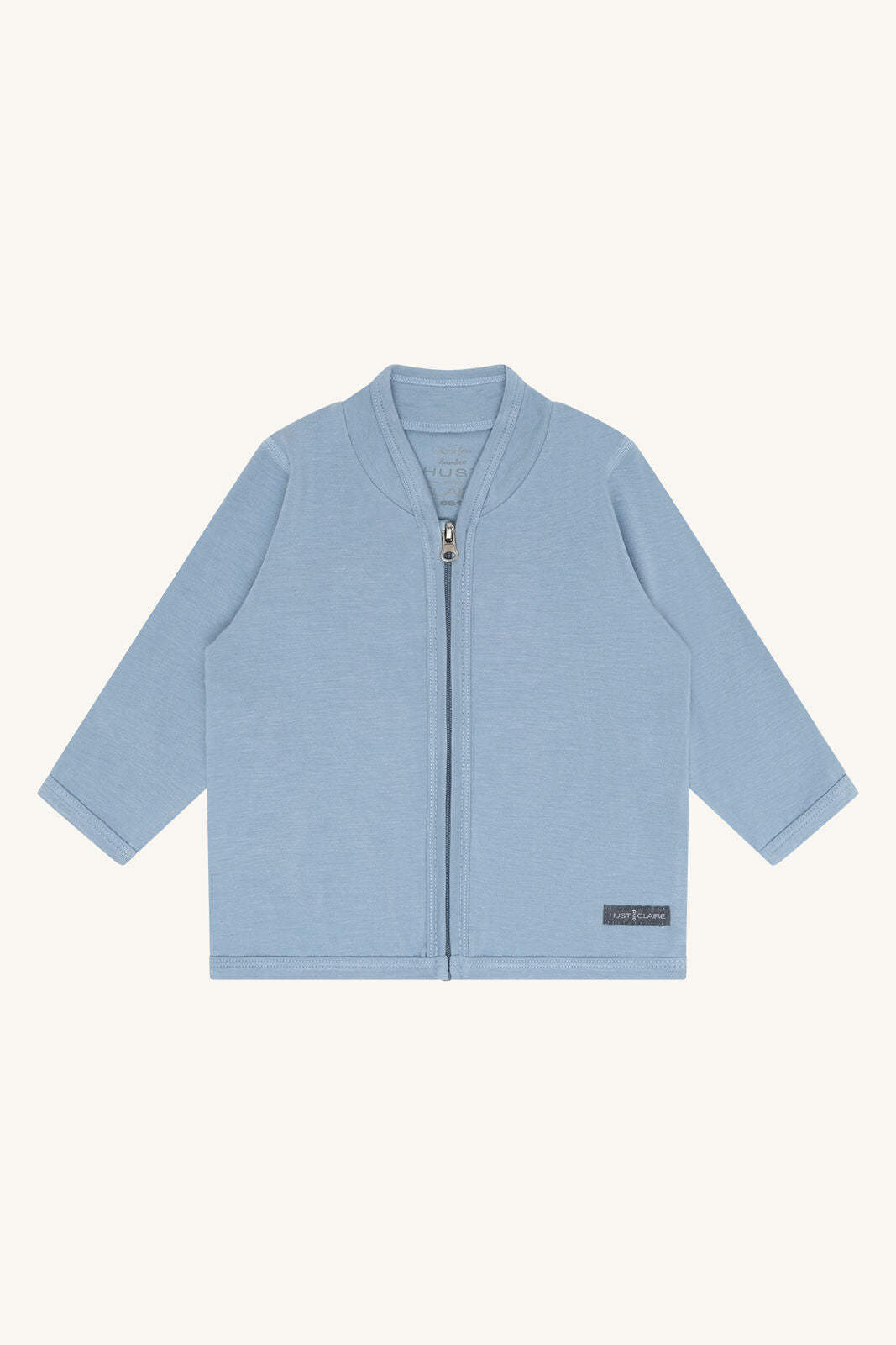 Vorderseite des Hust & Claire Curd Bambus Jäckchens in Hellblau bei Bärechind in Winterthur, Zürich, Schweiz.