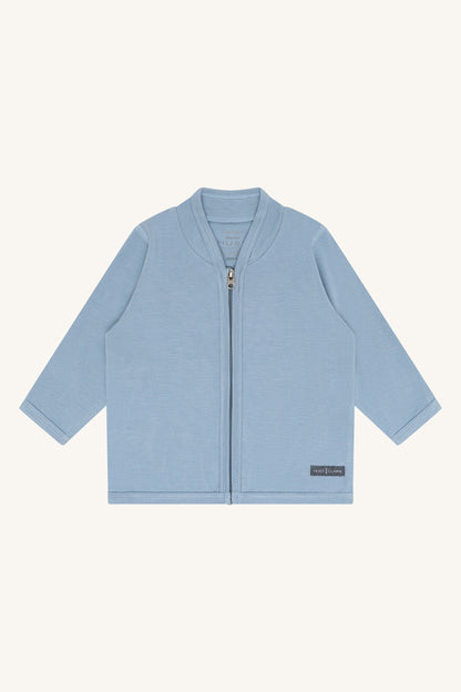 Vorderseite des Hust & Claire Curd Bambus Jäckchens in Hellblau bei Bärechind in Winterthur, Zürich, Schweiz.