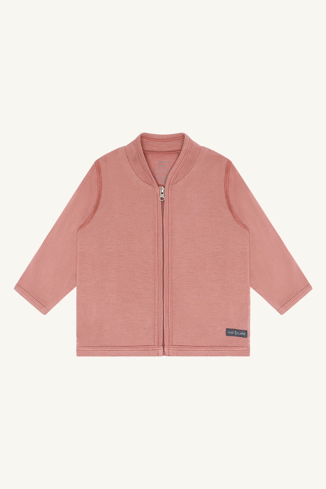 Vorderseite des Hust & Claire Curd Bambus Jäckchens in Old Rose bei Bärechind in Winterthur, Zürich, Schweiz.