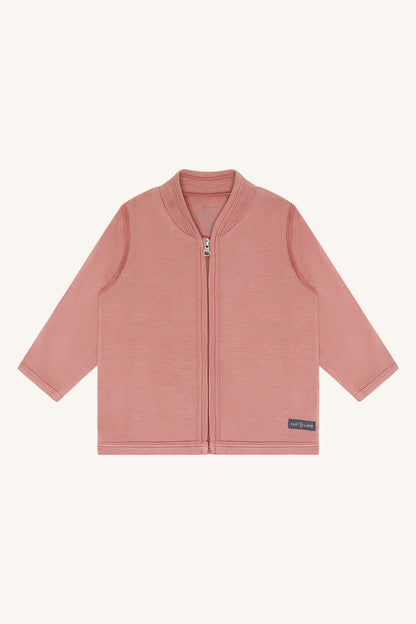 Vorderseite des Hust & Claire Curd Bambus Jäckchens in Old Rose bei Bärechind in Winterthur, Zürich, Schweiz.