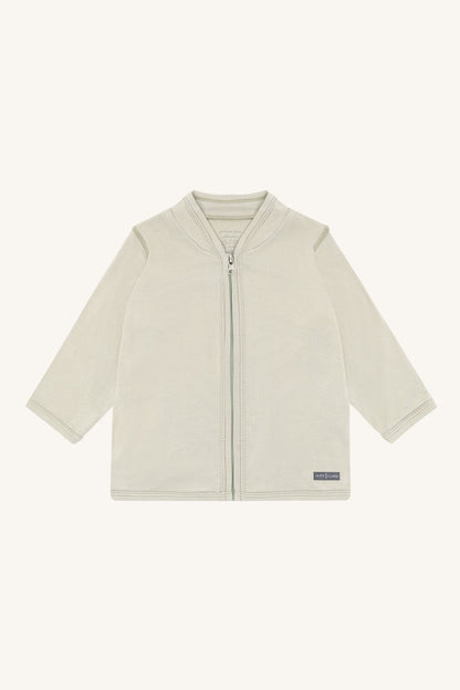 Vorderseite des Hust & Claire Curd Bambus Jäckchens in Stone Green bei Bärechind in Winterthur, Zürich, Schweiz.