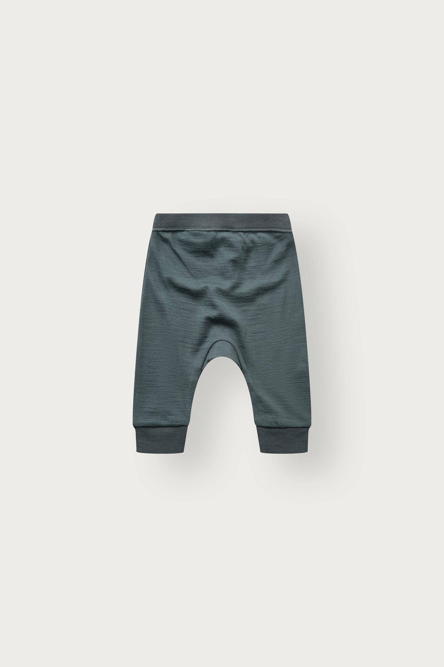 Rückansicht der Baggy-Passform in Balsam Green, ideal im Tragetuch
