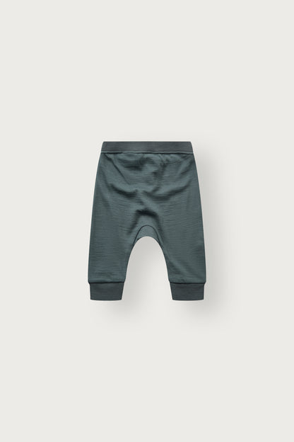 Rückansicht der Baggy-Passform in Balsam Green, ideal im Tragetuch