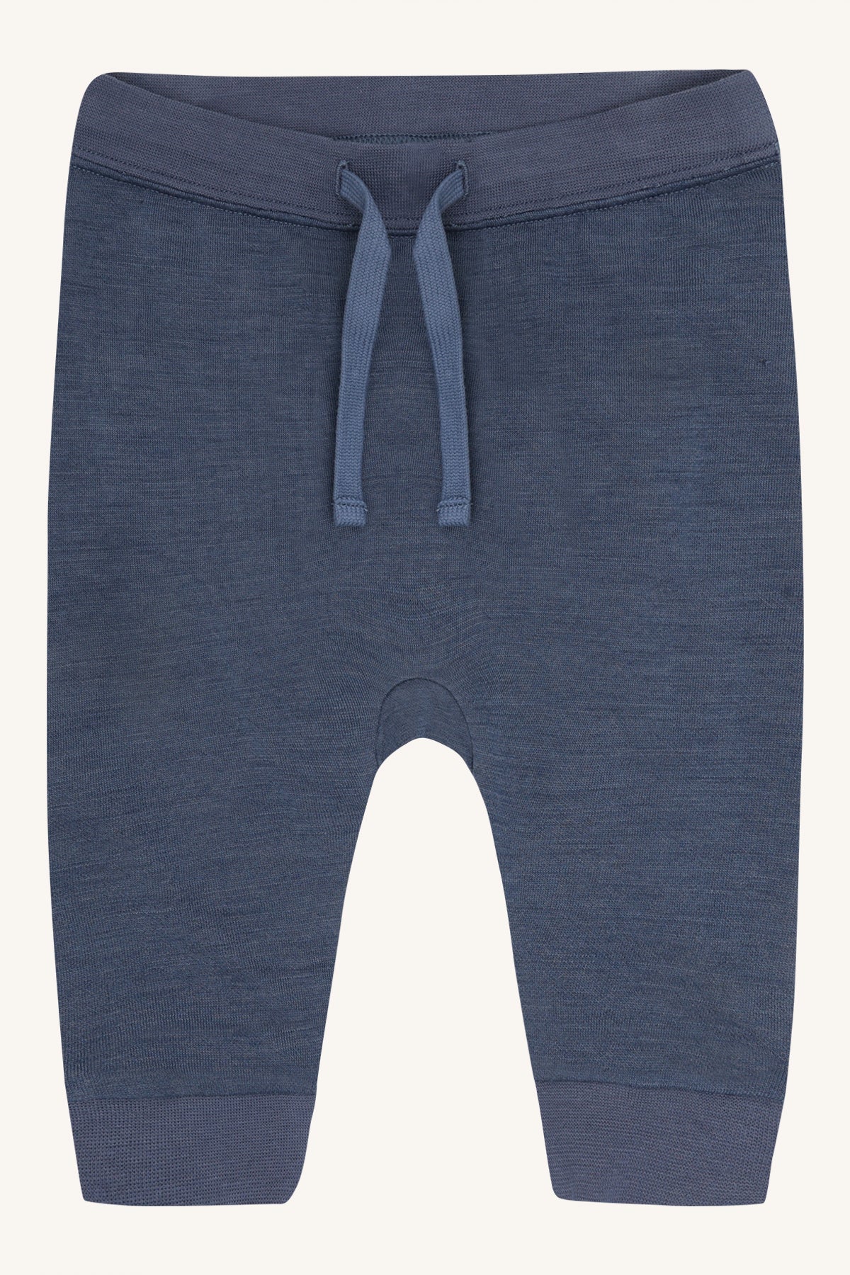 Kind trägt die Gaby Hose von Hust & Claire in Vintage Indigo, Vorderansicht
