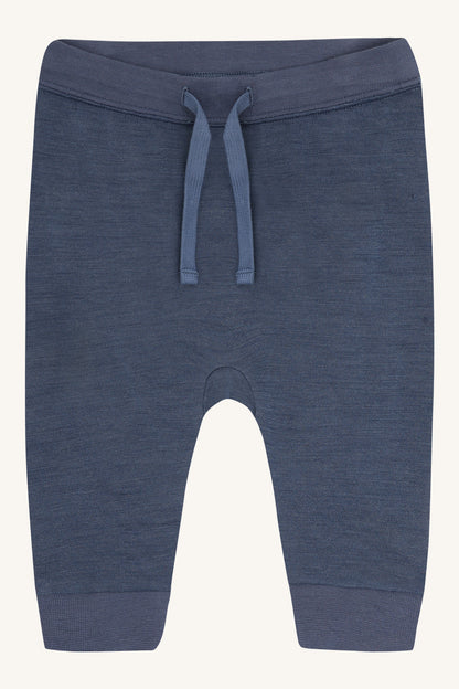 Kind trägt die Gaby Hose von Hust & Claire in Vintage Indigo, Vorderansicht