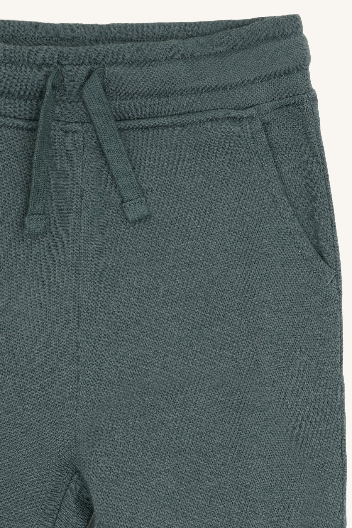 Nahaufnahme des Wolle-Bambus-Materials der Galon Trainerhose, bei Bärechind