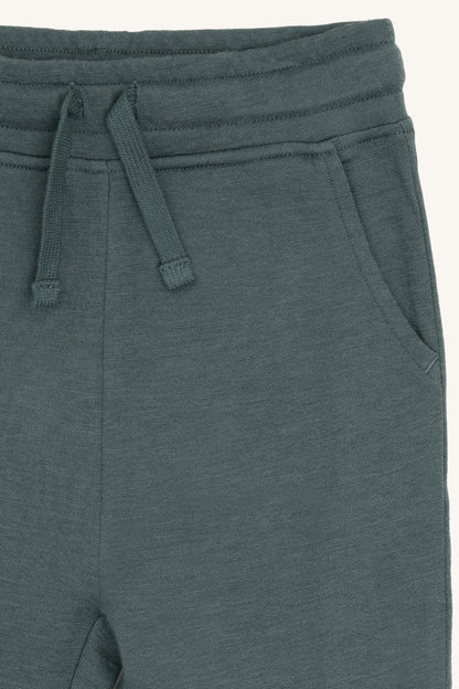 Nahaufnahme des Wolle-Bambus-Materials der Galon Trainerhose, bei Bärechind