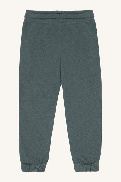 Rückansicht der Galon Trainerhose in Balsam Green, viel Bewegungsfreiheit