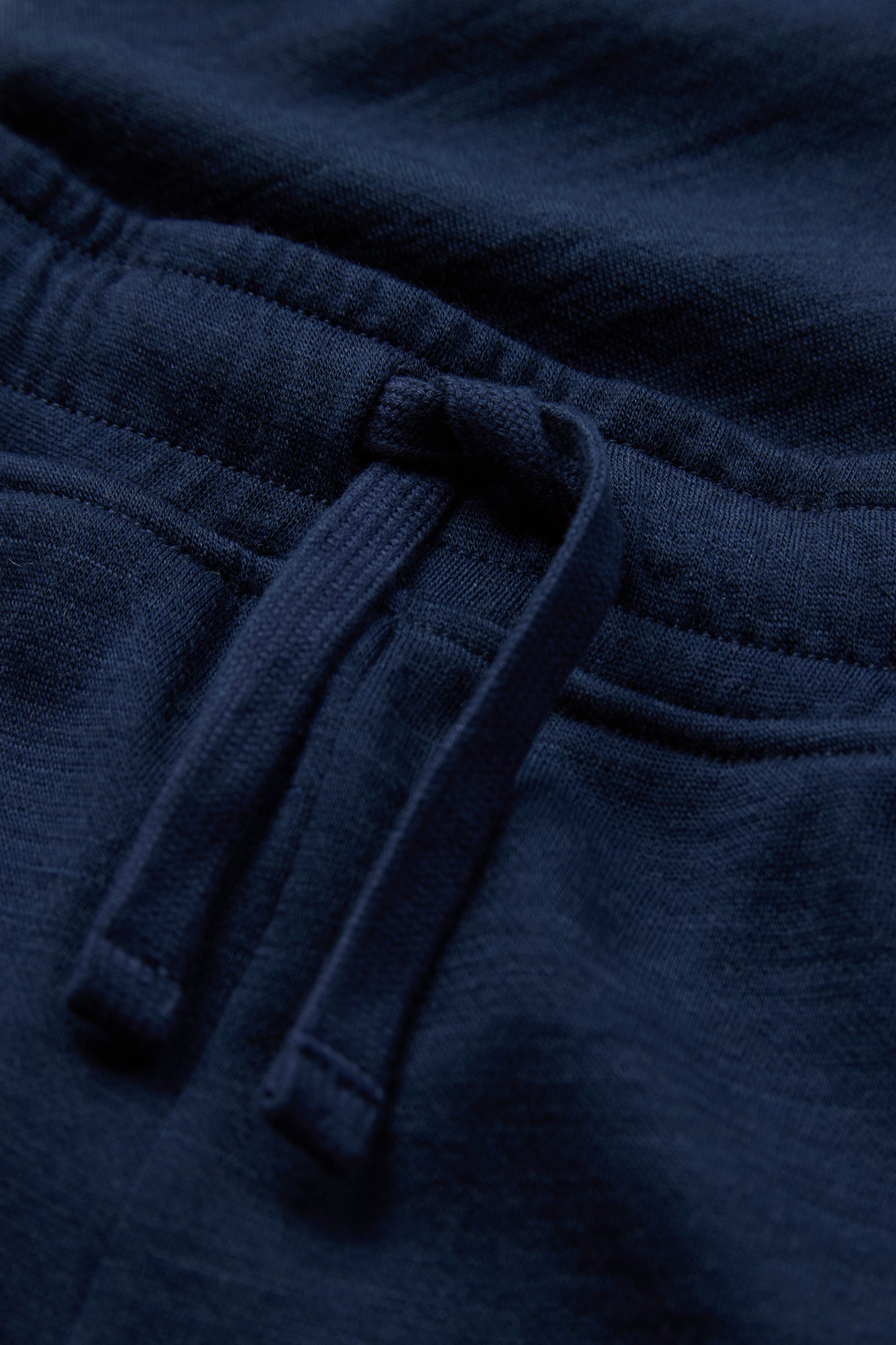 Detailaufnahme der Galon Trainerhose von Hust & Claire in Blues, bei Bärechind