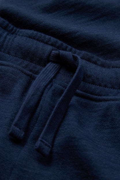 Detailaufnahme der Galon Trainerhose von Hust & Claire in Blues, bei Bärechind